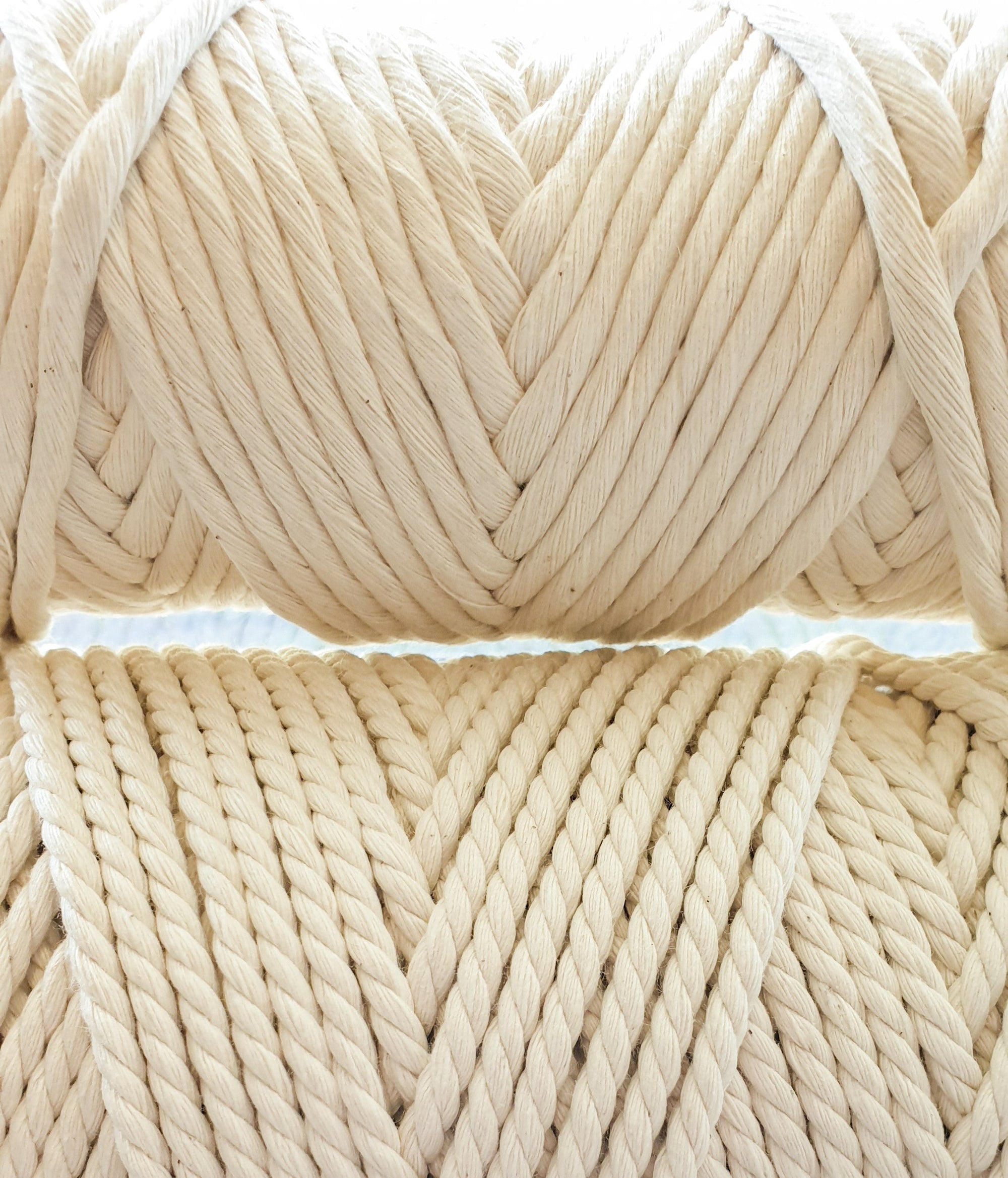 Single vs double twist in macramé