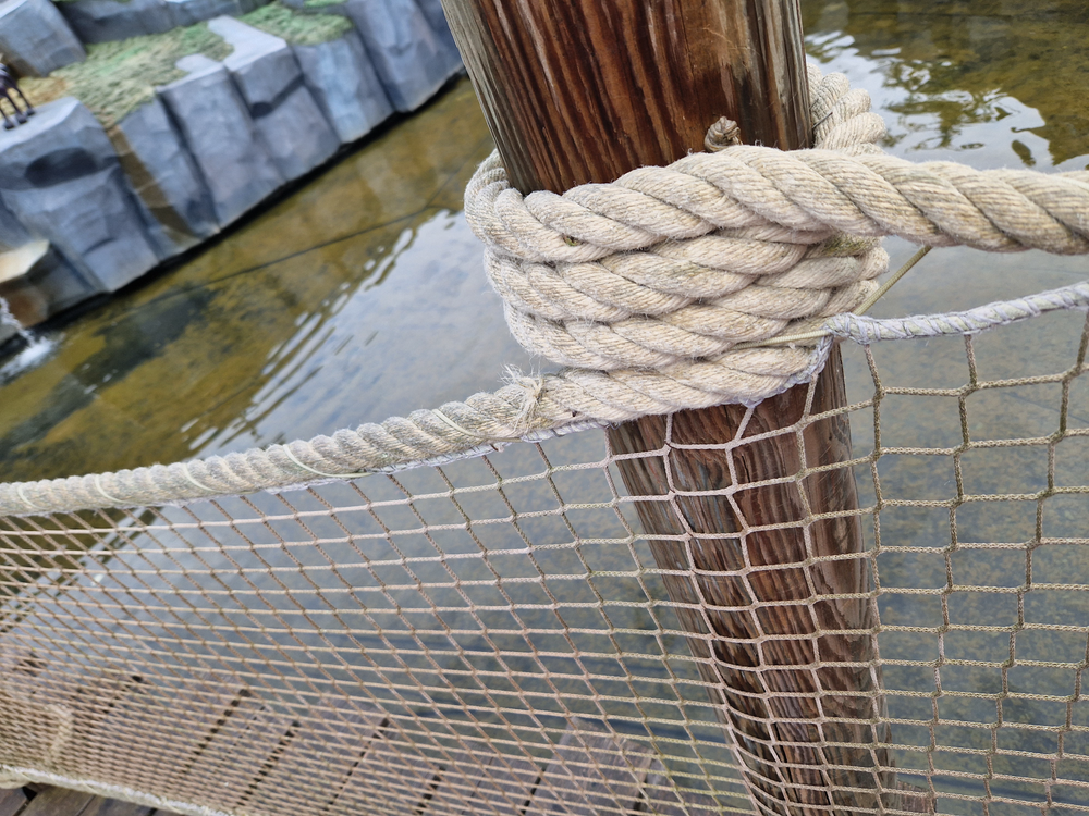 Synthetisch vlastouw om een brug en wandelpad af te scheiden van het water, toepassingsfoto